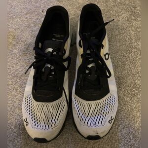 On Clouds Women’s Size 8.5 Shoes